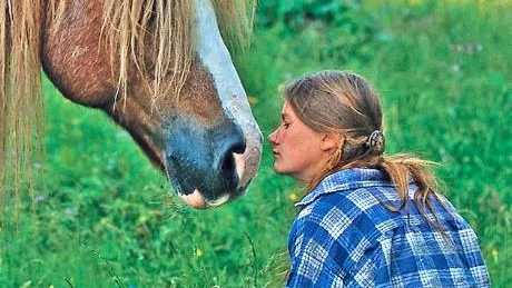 Emelie Cajsdotter talarl med hästar, en av många ovanliga människor som Åke Mokvist berättar om.Foto: Åke Mokvist