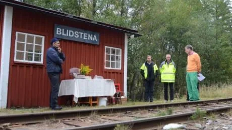 På onsdagen återinvigdes stationshuset i Blidstena, Västra Ed. Hembygdsföreningen såg till att huset räddades. Till vänster Sune Karlsson, som utfört det mesta arbetet, Per-Erik Danielsson och Jonas Bruce från Trafikverket och högtidstalaren Einar Bruce. Foto: Hans Brandin