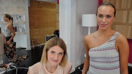 Amilia Danesten, till höger, är en av tre nyanställda frisörer hos People på Hamngatan. Hon trivs redan bra ihop med bland andra Lovisa Nilsson.Foto: Kjell-Arne Karlsson