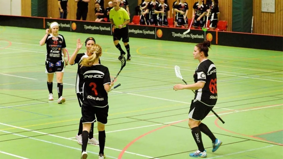 Hedda Ivarsson jublar tillsammans med sina lagkamrater sedan WIBK svarat för en stark upphämtning mot Färjestaden.