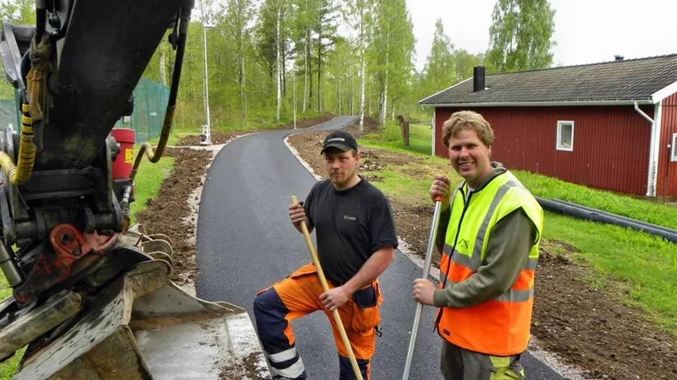 Mattias Elb och Per Stalebrant från Västerviks Grävmaskiner som konstaterar att jobbet med nya gång- och cykelvägen är i princip klart.