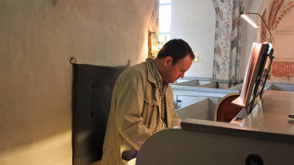 Gudmund Frenskar ackompanjerar på piano och orgel och leder Fjärdhundra kyrkokör.