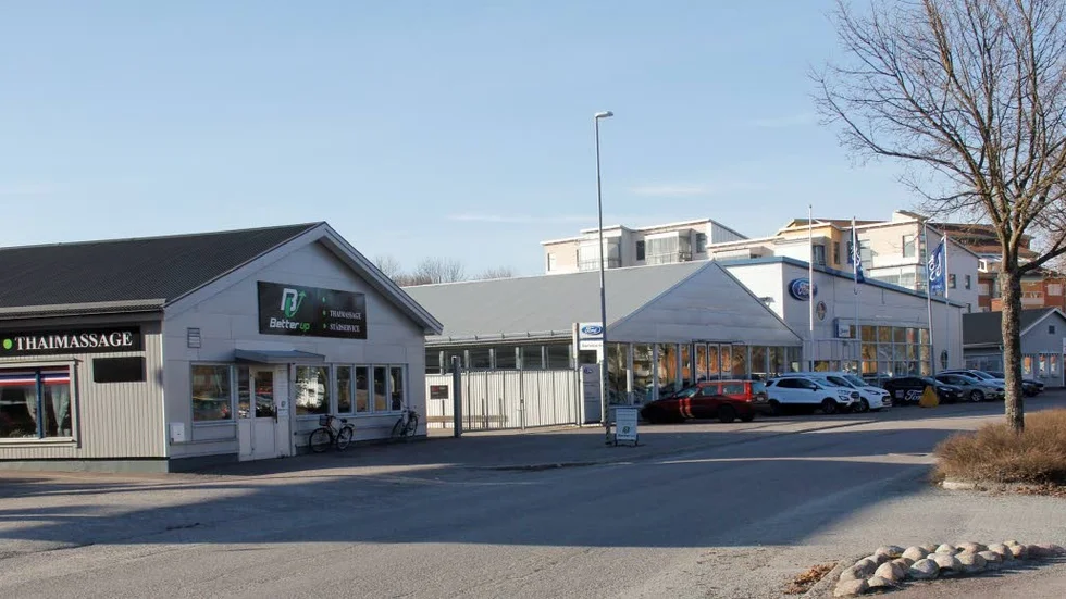 En ny detaljplan som ändrar användningen av marken vid Långgatan från bilservice till bostäder ska tas fram.