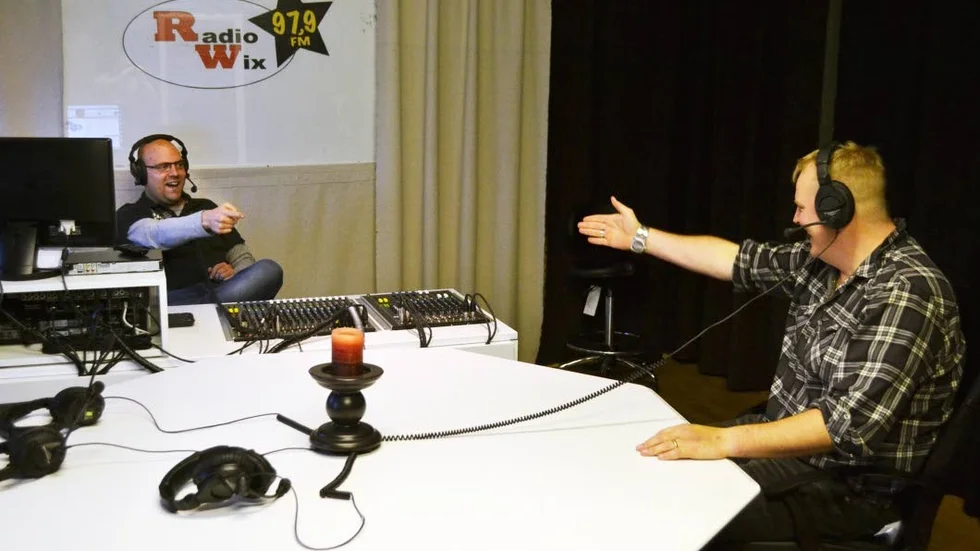 Lokalradio. Markus Rosenberg och John Furenbäck var med och startade upp Radio Wix. Sedan i mars sänder de inte bara i Valdemarsvik utan även i Västervik.