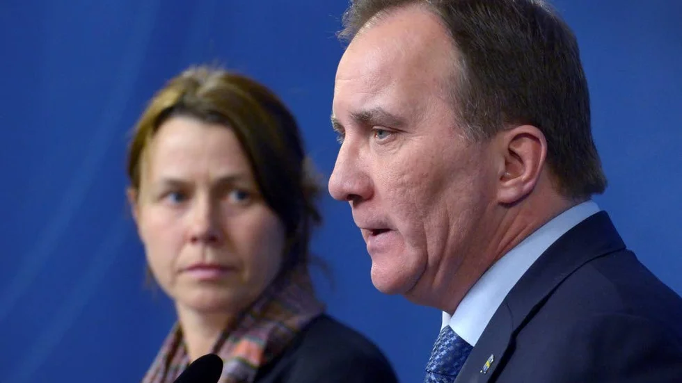 Ledare. Vice statsminister Åsa Romson (MP) och statsminister Stefan Löfven (S) när de presenterade den skärpta flyktingpolitiken.