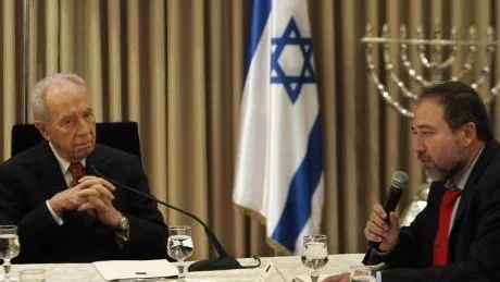 Israels president Shimon Peres (till vänster) och politikern Avigdor Lieberman (till höger).   Foto: Scanpix