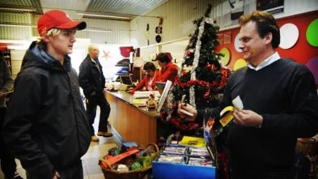 Peter Nordenberg på Bergs golv och färg kontrollerar att Dennis Malmehed uppfyller  åldersgränsen på 18 år för att få köpa fyrverkerier. - Men det är nog ganska vanligt att föräldrar eller syskon köper ut till minderåriga, tror Peter Nordenberg.Foto: Ellen Kindstrand