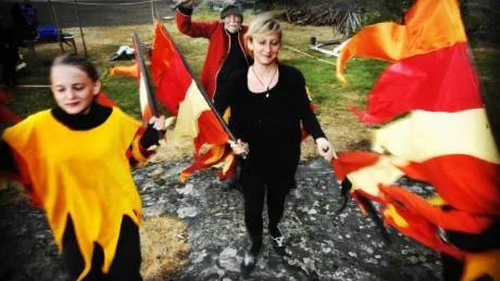 Eldsflammorna (Victoria Söderström och Josefine Helge) och den danske soldaten (Christer Warfvinge).Foto: Ellen Kindstrand