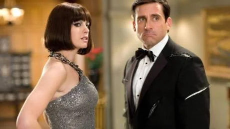 Anne Hathaway och Steve Carell                    tvingas fara i österled för att spionera. Särskilt spännande är inte                 "Get smart", men småmysig då och då.             FOTO:sandrew metronome