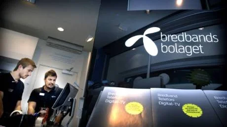 I nästan ett dygn var Bredbandsbolagets kunder i Västervik utan telefon och bredband. Någon bra förklaring till avbrottet finns inte och Tom Josefsson och Kenny Fröling i Telenors butik som säljer Bredbandsbolagets produkter hade inga bra svar att ge undrande kunder.Foto: Lisa Olaison