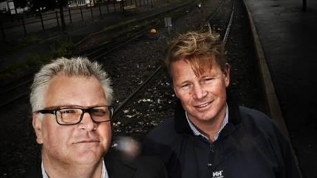 Kommunalråden i Västervik och Linköping, Harald Hjalmarsson och Paul Lindvall, är mycket nöjda med att Tjustbanan ska rustas upp.Foto: Ola Axman