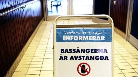 Varje dag är bassängerna i simhallen stängda mellan 10:00 och 14:00 och i sommar blir det ännu mer stängt in till vattnet.