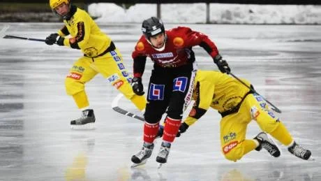 Anders Davidsson och Tjust Bandy fick Åby/Tjureda på fall i seriepremiären på Tjustvallen. Anders Davidsson gjorde två av målen när hans lag vann med 7-5.Foto: Karin Hertz