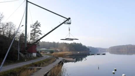 Öde och tyst i väntan på kommande sommar, småbåtshamnen med Perrickranen som Gunnebo Båtsällskap reste 1994.