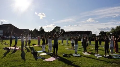 Runt 40 personer ville vara med på yoga i stadsparken. Deltagarna fick lära sig positioner som barnet och hunden.
