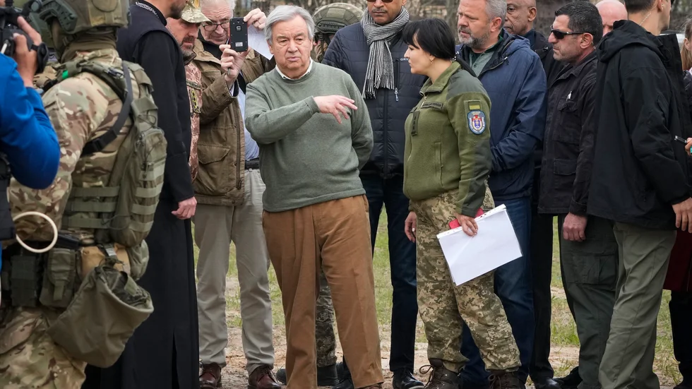 FN:s generalsekreterare António Guterres (i mitten) under ett besök i Butja i april i år.