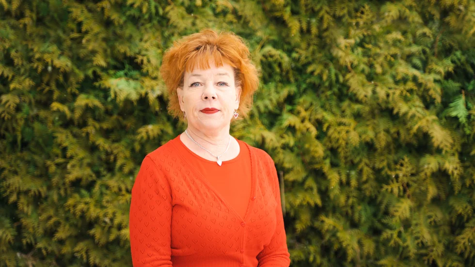 "Det vore också klokt att redan nu börja planera för att köra tågen i egen regi när avtalet med MTR löper ut", skriver insändarskribenten Lotta Back (V).