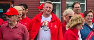 Partisekreterarens löfte: "Norrbottningarna ska få en del av pengarna" ■ Tobias Baudin (S) kampanjade på Hertsön 
