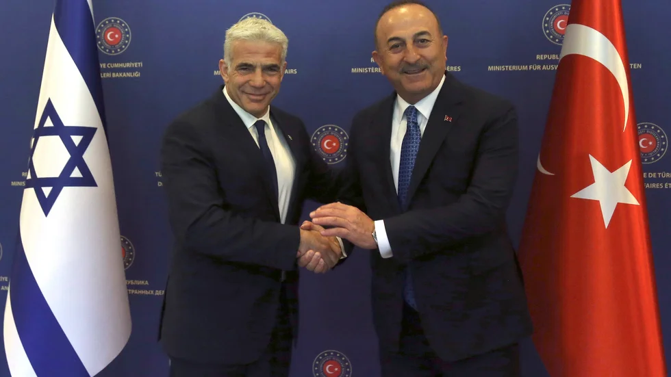 Israels premiärminister Yair Lapid och Turkiets utrikesminister Mevlüt Cavusoglu vid ett möte i Ankara i slutet av juni.