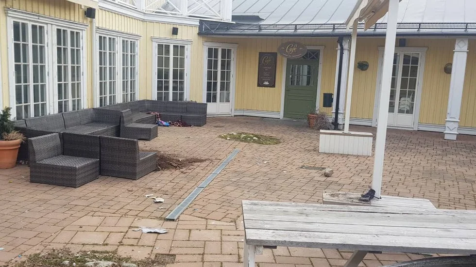 Någon eller några har tagit sönder möbler, blomkrukor med mera på Trosa sjökrogs innergård.