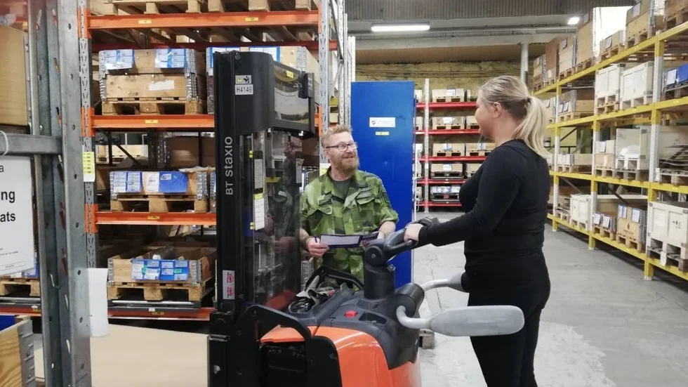 Per-Olof Gustavsson höll i truckutbildningar på Stafsjö Valves under onsdagen, i sin hemvärnsuniform.