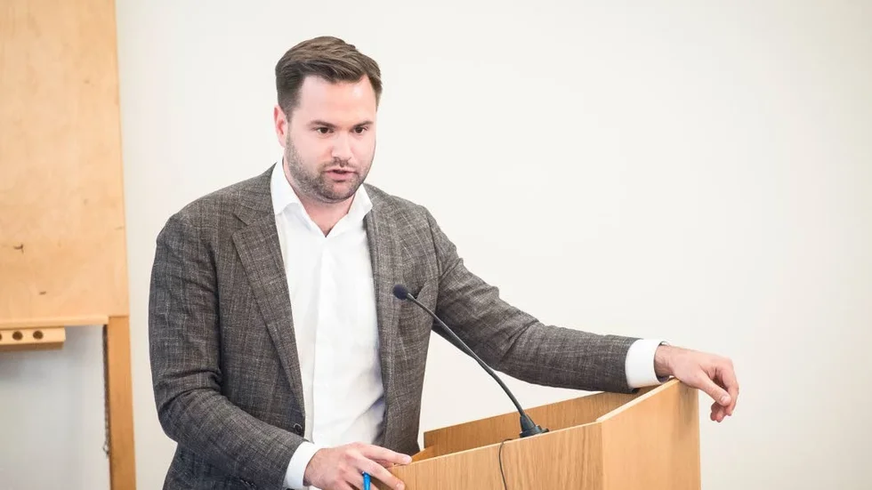 Erik Bengtzboe betalar tillbaka delar av den ersättning han har fått från riksdagen.