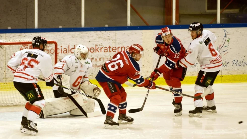 Förra säsongen ställdes Nyköping Gripen mot offensivt skicklige Andreas Maier (nummer 26), då i Huddinge. Nu blir det omvänt eftersom den spelskicklige 22-åringen kritat på för Nyköpingsklubben.