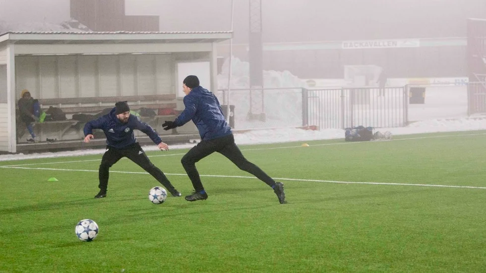 Isen ligger spegelblank i bakgrunden och gräset lyser inbjudande grönt, det är nio grader kallt och fotbolls- och bandyspelarna tränar samtidigt på Backavallen.