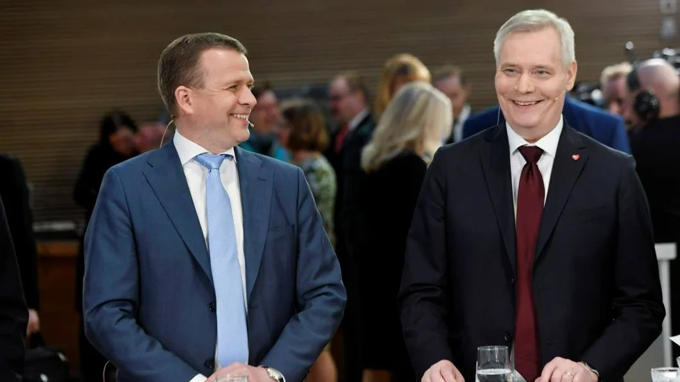 På olika sidor i Finland, men med skäl att talas vid. Moderaten Petteri Orpo (tv).  Partiledarkollegan Antti Rinne, socialdemokrat (th)