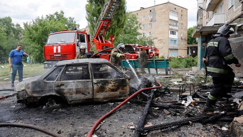 Släckningsarbete pågår efter en artilleriattack i Donetsk i östra Ukraina.