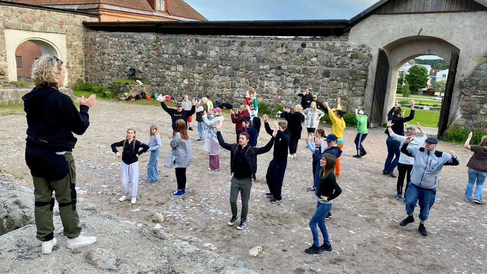 En av ambitionerna med årets gästabudsspel är att "förflytta" publiken till medeltiden. Det görs bland annat med hjälp av tidstypisk musik och dans. Martina Wessman är koreograf och Anders Peev är kompositör och musiker. Sammanlagt medverkar 40 personer i båda pjäserna.