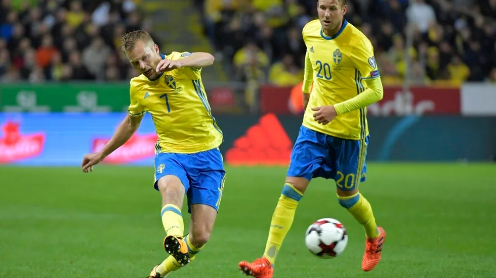 Sebastian Larsson och Ola Toivonen ställs i den första playoffmatchen mot Italien under fredagskvällen.