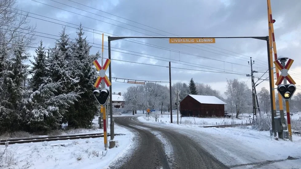 Här vid järnvägsövergången i Hälleforsnäs ska bilen ha sladdat och fastnat på spåret.