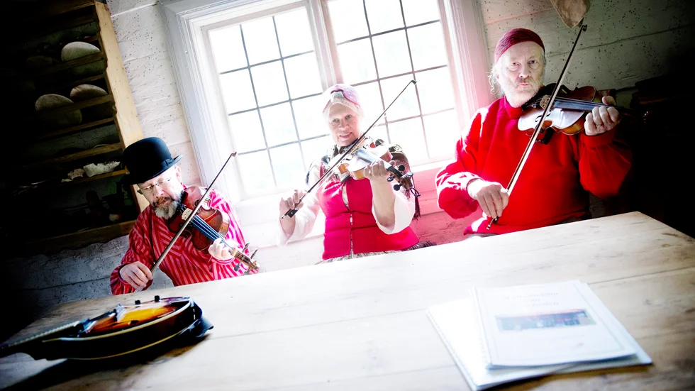 Mats Nordström, Siv Brandén och Birger Gran på en tidigare spelmansstämma. Alla tre är fortfarande med och arrangerar spelmansstämmor.