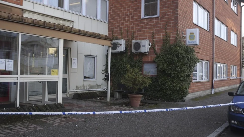 Det var på nyårsnatten som någon kastade en handgranat mot polishuset i Katrineholm.