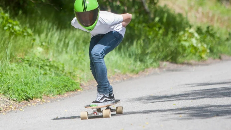 Ludvig Jepsen som älskar hög fart har hittat sig själv i longboard downhill.