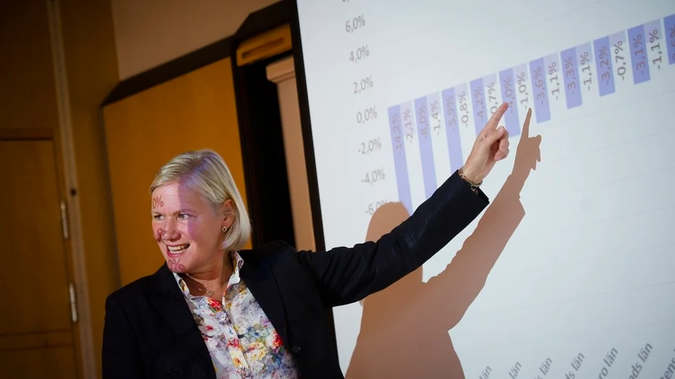 Ann-Marie Begler, Försäkringskassans generaldirektör, visar hur Sörmland ligger till jämfört med rikssnittet.