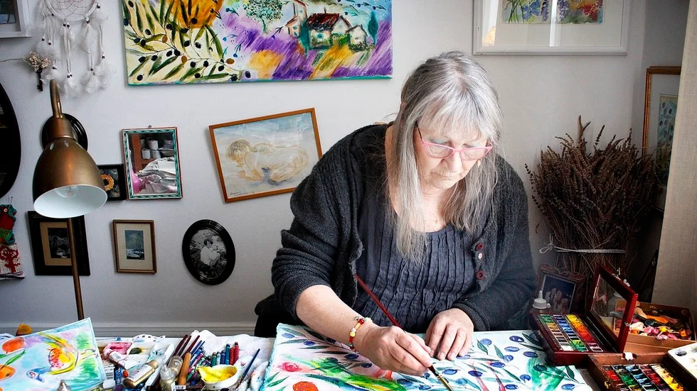 Ständigt i skapande. Lena Linderholm har pågående projekt överallt i sitt vackra hus, och är hon ute och rör på sig finns alltid en stickning eller en dagbok med i väskan.