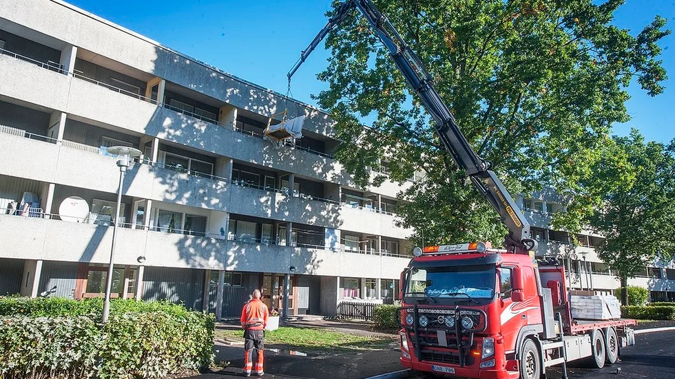 Byggmaterial levereras till en lägenhet i Brandkärr.