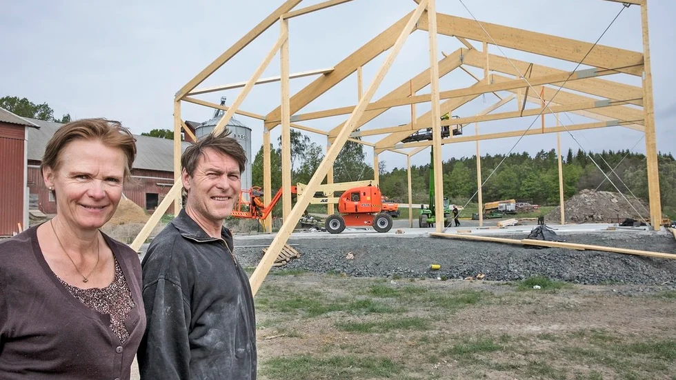 Kerstin och Thomas Björklund driver Warbro kvarn och Linds gård. Nu satsar paret vidare för att kunna producera ekologiskt maltkorn och för ändamålet byggs en ny produktionshall. Det är en 480 kvadratmeter stor hall som byggs för den nya produktionen.