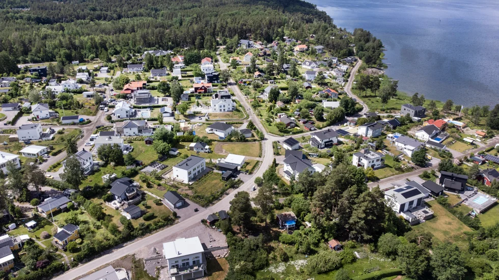 Mot fonden av politiskt och juridiskt ståhej har Marby växt och förändrats stegvis under många år. Nu är en större nybyggnation på gång och olika intressen och uppfattningar om markens användning kolliderar återigen. 
