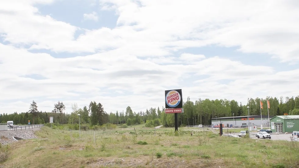 Här, mellan logistikcentrum och nya förbifarten, ska nästa område iordningsställas. Men kommunen behöver mer mark än så.