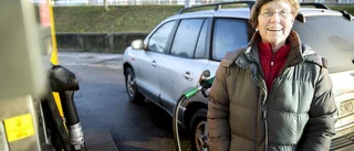Rekordlåga bensinpriser håller året ut