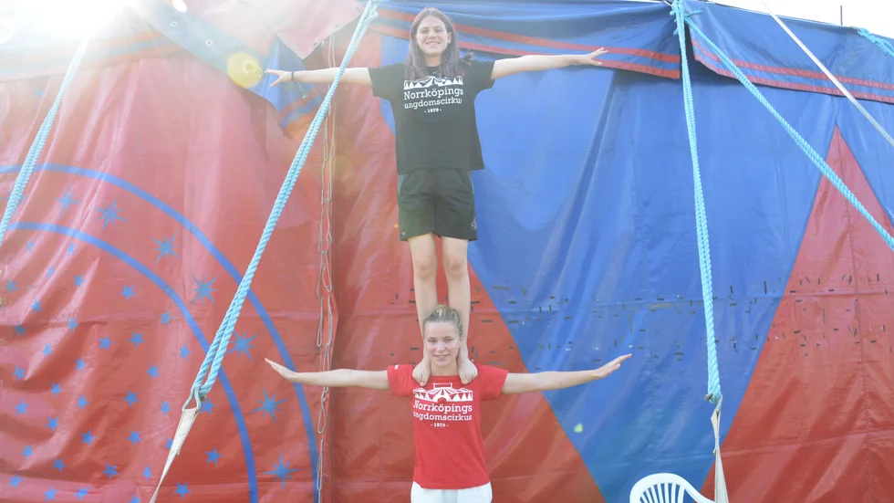 Monna Orraryd och Malin Rothman är båda 16 år och har sysslat med cirkus i 10 år och är själva vänner sedan förskolan och tycker det är roligt att uppträda och träna tillsammans.