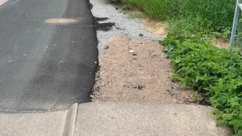 Kommunen missade att asfaltera trottoar efter markarbete på Malvavägen i Mesta, skriver signaturen "Mestabo".