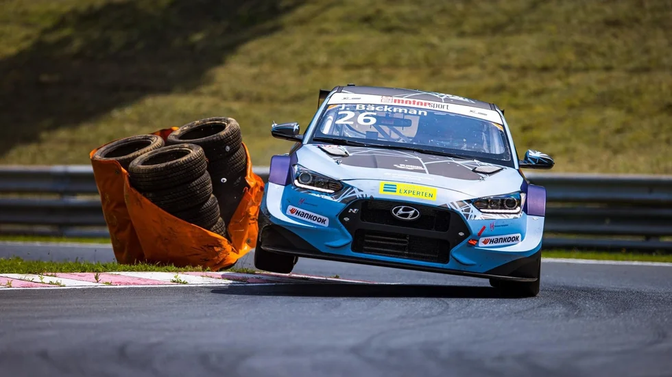 Jessica Bäckman beskriver Nürburgring som en svår bana. "Det är mycket blinda kurvor". Till helgen så är det dags för Bodenföraren att köra där igen.