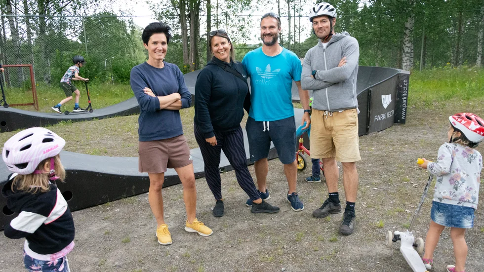 Kicki Sjöberg, Berit Söderfalk, Kimmo Söderfalk och Johan Wenngren provar också på pumptrackbanan och tycker den är kul.
