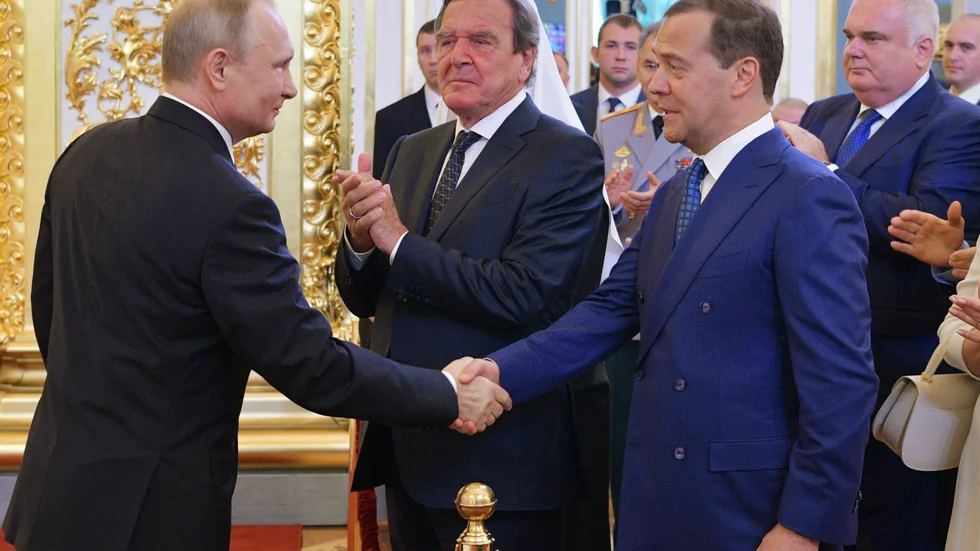 Tysklands tidigare förbundskansler Gerhard Schröder har närt goda kontakter med Kreml. Här står han långt fram (i mitten) när Vladimir Putin svors in på nytt som president i maj 2018. Putin skakar hand med Dmitrij Medvedev. Arkivbild.