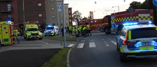 Kollision mellan bil och motorcykel i korsning – motorcyklisten förd till sjukhus