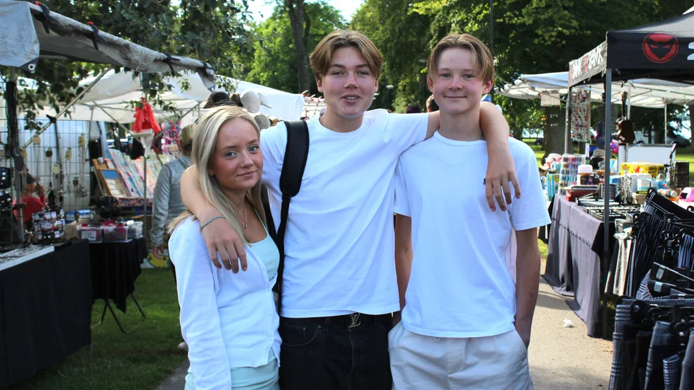 "Det här är det största som händer här", säger Moa Forsberg, Nils Norrgårds och Filip Anneflod, som besöker marknaden på fredagseftermiddagen. "Man kan träffa folk och sådär. Det är kul att det händer något", säger Nils.
